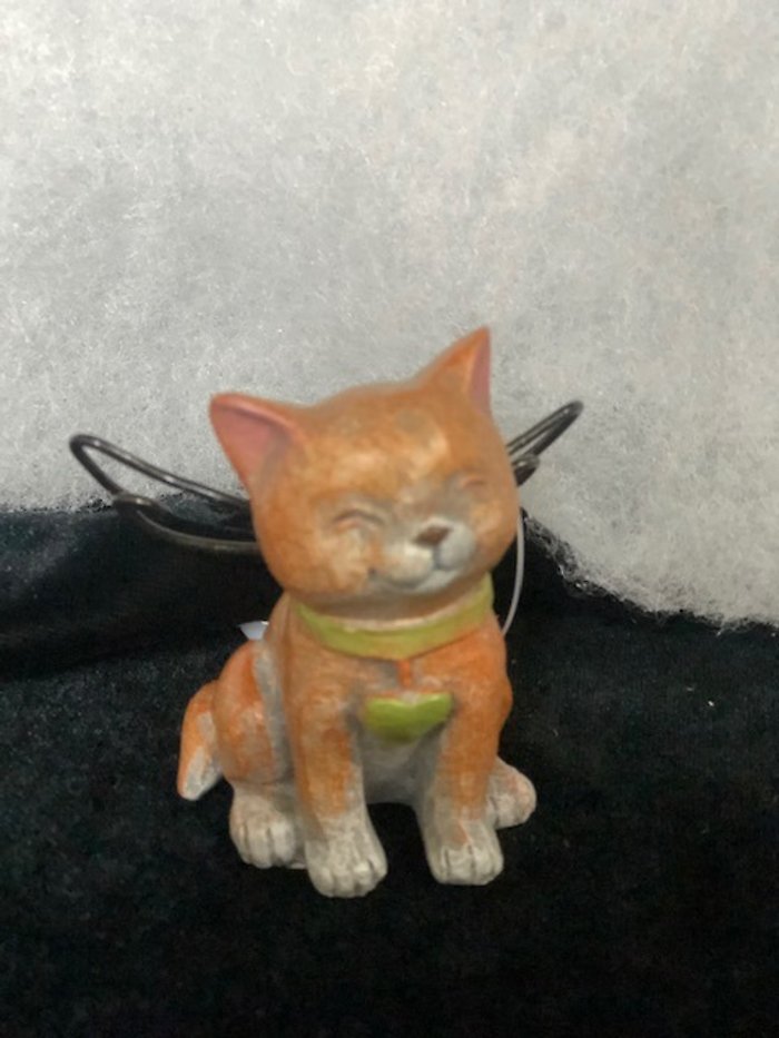 Small cat memorial with metal wings