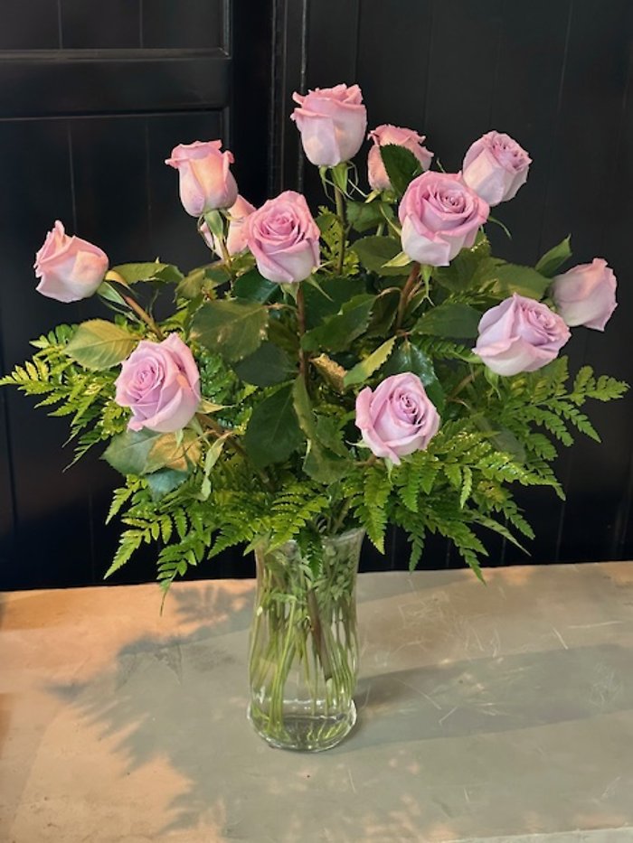 Classic dozen lavender roses