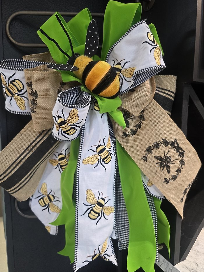 Bee door bow